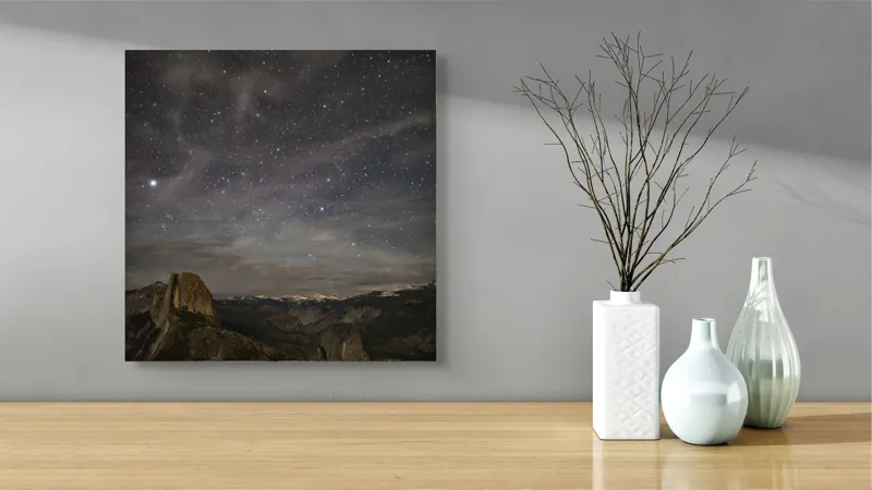 Tablou Canvas, "Cerul înstelat deasupra munților Yosemite", Stele, Cer, Munte, Noapte, Natură, Pădure, Frumusețe, Tranquilitate, 50 x 50 cm – poza 3