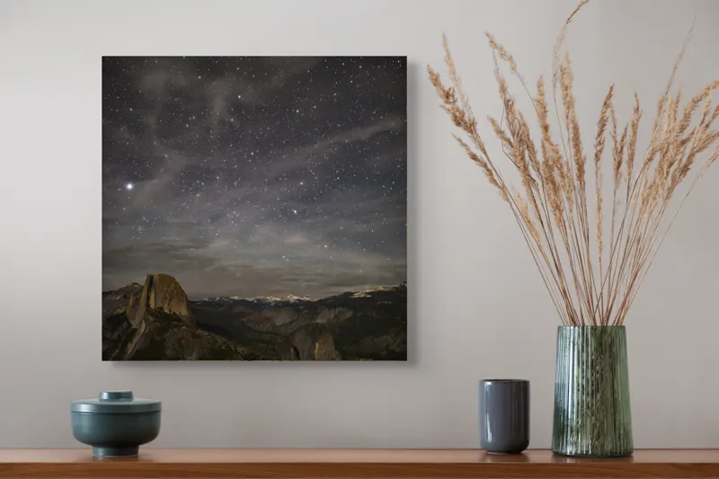 Tablou Canvas, "Cerul înstelat deasupra munților Yosemite", Stele, Cer, Munte, Noapte, Natură, Pădure, Frumusețe, Tranquilitate, 50 x 50 cm – poza 4