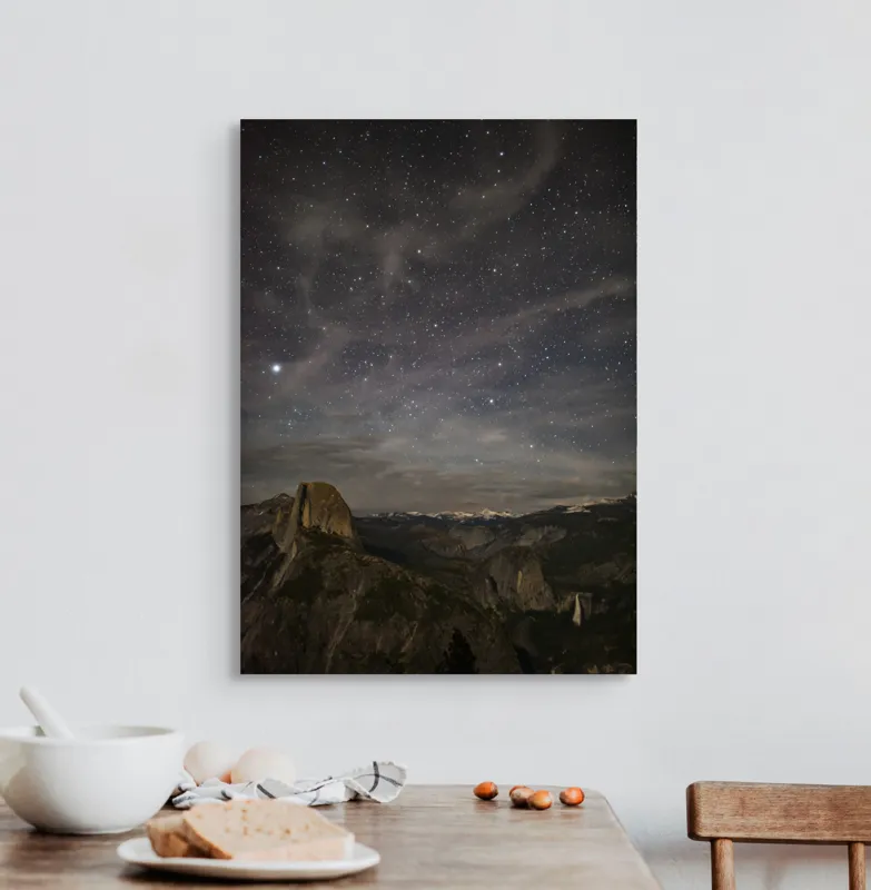 Tablou Canvas, "Cerul înstelat deasupra munților Yosemite", Stele, Cer, Munte, Noapte, Natură, Pădure, Frumusețe, Tranquilitate, 50 x 70 cm – poza 3