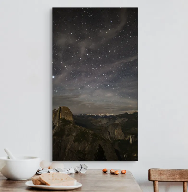 Tablou Canvas, "Cerul înstelat deasupra munților Yosemite", Stele, Cer, Munte, Noapte, Natură, Pădure, Frumusețe, Tranquilitate, 50 x 90 cm – poza 3