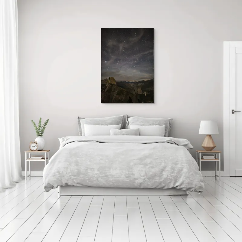 Tablou Canvas, "Cerul înstelat deasupra munților Yosemite", Stele, Cer, Munte, Noapte, Natură, Pădure, Frumusețe, Tranquilitate, 70 x 100 cm – poza 3