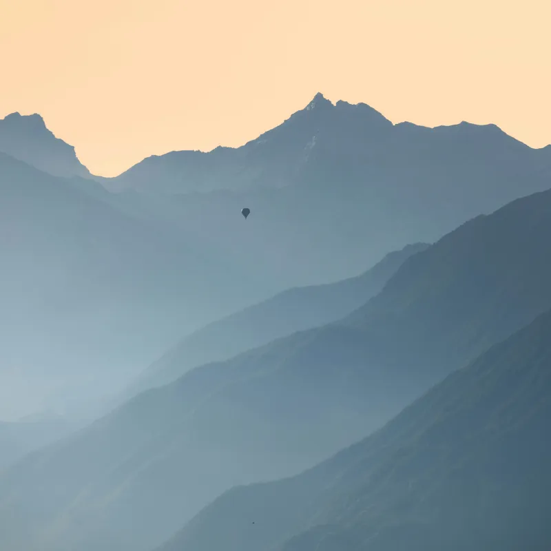 Tablou Canvas, "Plimbare cu balonul printre munți", Munte, Ceață, Balon, Răsărit, Liniște, Vârfuri, Siluetă, Cer, Pitoresc, Albastru, 100 x 100 cm – poza 2