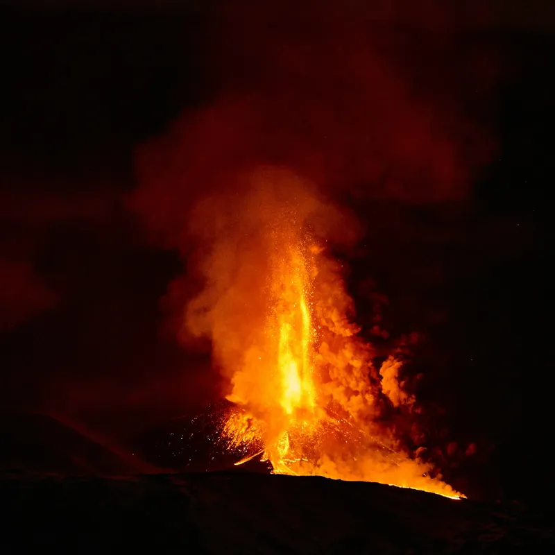 Tablou Canvas, "Erupția vulcanului în noapte misterioasă", Foc, Erupție, Lumină, Noapte, Căldură, Natură, Spectacol, Energie, Intensitate, Forță, 100 x 100 cm – poza 2