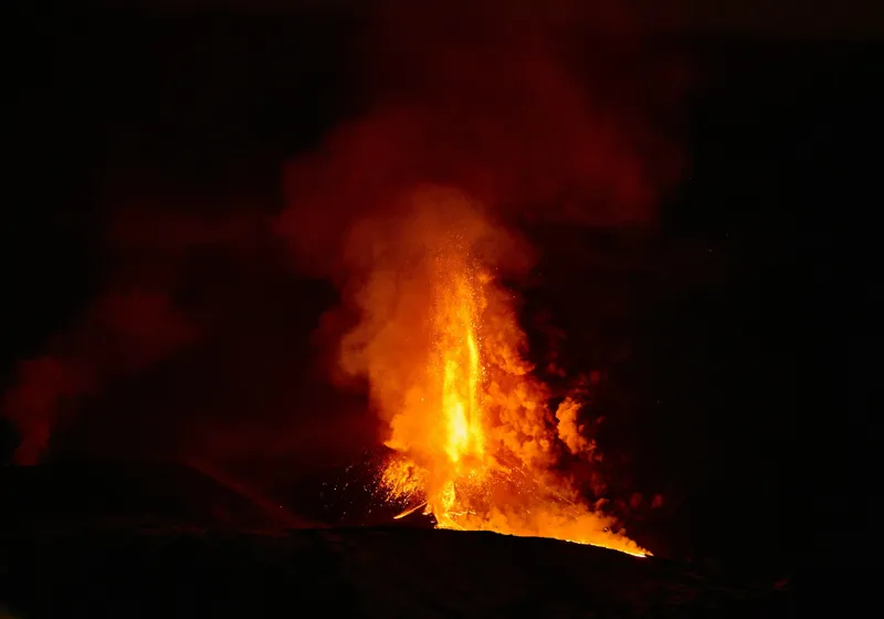 Tablou Canvas, "Erupția vulcanului în noapte misterioasă", Foc, Erupție, Lumină, Noapte, Căldură, Natură, Spectacol, Energie, Intensitate, Forță, 100 x 70 cm – poza 2