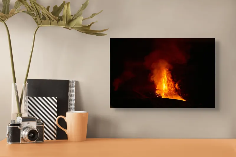 Tablou Canvas, "Erupția vulcanului în noapte misterioasă", Foc, Erupție, Lumină, Noapte, Căldură, Natură, Spectacol, Energie, Intensitate, Forță, 39 x 26 cm – poza 3