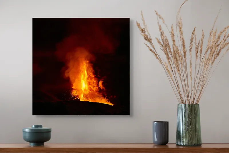 Tablou Canvas, "Erupția vulcanului în noapte misterioasă", Foc, Erupție, Lumină, Noapte, Căldură, Natură, Spectacol, Energie, Intensitate, Forță, 50 x 50 cm – poza 4