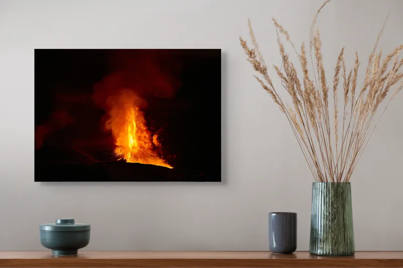 Tablou Canvas, "Erupția vulcanului în noapte misterioasă", Foc, Erupție, Lumină, Noapte, Căldură, Natură, Spectacol, Energie, Intensitate, Forță, 54 x 39 cm – poza 4