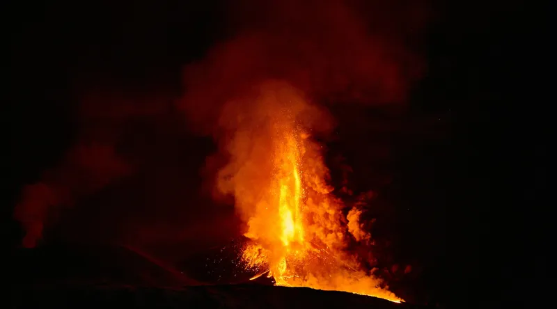 Tablou Canvas, "Erupția vulcanului în noapte misterioasă", Foc, Erupție, Lumină, Noapte, Căldură, Natură, Spectacol, Energie, Intensitate, Forță, 90 x 50 cm – poza 2