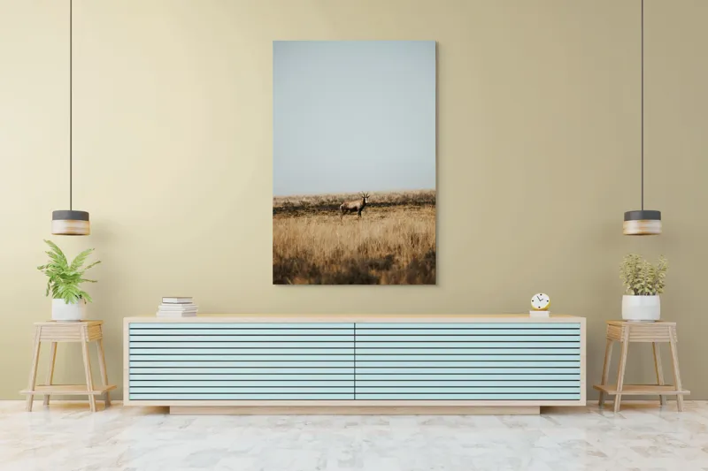 Tablou Canvas, "Cerbul singuratic în savana pustie", Cer, Cerb, Câmpie, Solitudine, Natură, Serenitate, Peisaj, Calm, Izolare, Pajiște, 100 x 150 cm – poza 4
