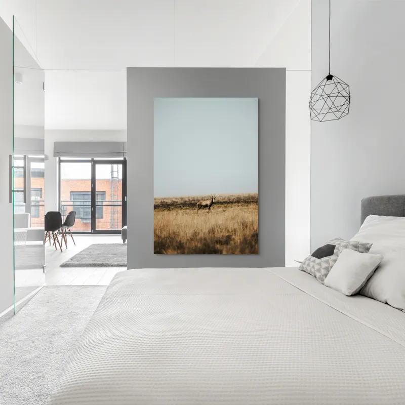 Tablou Canvas, "Cerbul singuratic în savana pustie", Cer, Cerb, Câmpie, Solitudine, Natură, Serenitate, Peisaj, Calm, Izolare, Pajiște, 100 x 150 cm – poza 5