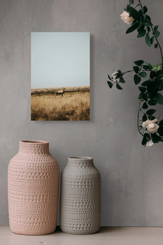 Tablou Canvas, "Cerbul singuratic în savana pustie", Cer, Cerb, Câmpie, Solitudine, Natură, Serenitate, Peisaj, Calm, Izolare, Pajiște, 26 x 39 cm – poza 6