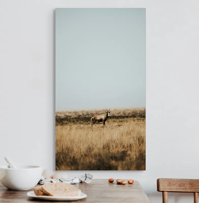 Tablou Canvas, "Cerbul singuratic în savana pustie", Cer, Cerb, Câmpie, Solitudine, Natură, Serenitate, Peisaj, Calm, Izolare, Pajiște, 50 x 90 cm – poza 3