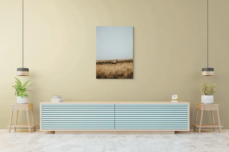 Tablou Canvas, "Cerbul singuratic în savana pustie", Cer, Cerb, Câmpie, Solitudine, Natură, Serenitate, Peisaj, Calm, Izolare, Pajiște, 70 x 100 cm – poza 5