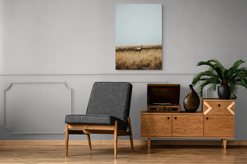 Tablou Canvas, "Cerbul singuratic în savana pustie", Cer, Cerb, Câmpie, Solitudine, Natură, Serenitate, Peisaj, Calm, Izolare, Pajiște, 70 x 100 cm – poza 6