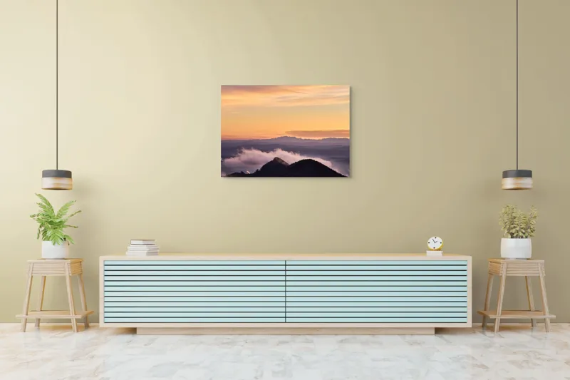 Tablou Canvas, "Cer senin la asfințit peste munți", Cer, Nori, Munți, Apus, Lumină, Peisaj, Siluetă, Calm, Natură, Vedere., 100 x 70 cm – poza 4