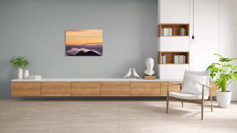 Tablou Canvas, "Cer senin la asfințit peste munți", Cer, Nori, Munți, Apus, Lumină, Peisaj, Siluetă, Calm, Natură, Vedere., 100 x 70 cm – poza 6