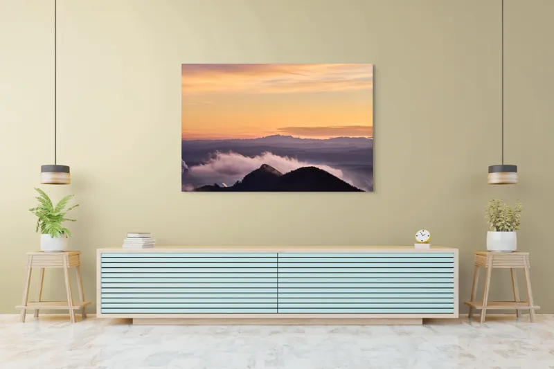 Tablou Canvas, "Cer senin la asfințit peste munți", Cer, Nori, Munți, Apus, Lumină, Peisaj, Siluetă, Calm, Natură, Vedere., 150 x 100 cm – poza 6