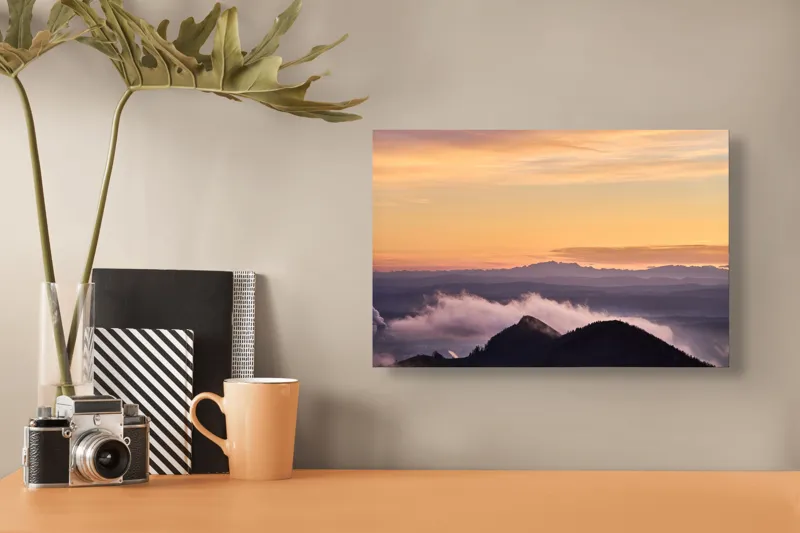 Tablou Canvas, "Cer senin la asfințit peste munți", Cer, Nori, Munți, Apus, Lumină, Peisaj, Siluetă, Calm, Natură, Vedere., 39 x 26 cm – poza 3