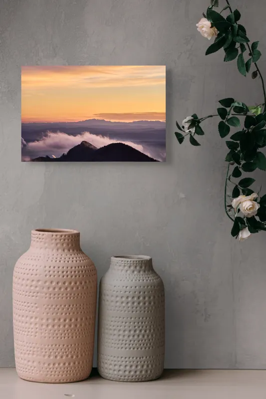 Tablou Canvas, "Cer senin la asfințit peste munți", Cer, Nori, Munți, Apus, Lumină, Peisaj, Siluetă, Calm, Natură, Vedere., 39 x 26 cm – poza 4