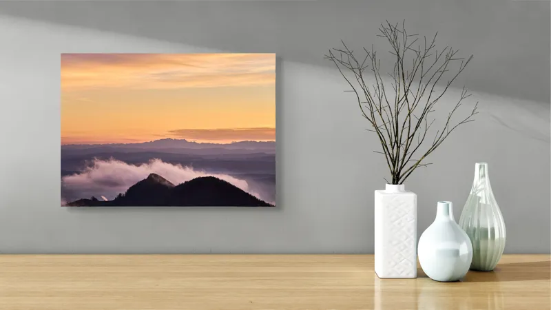 Tablou Canvas, "Cer senin la asfințit peste munți", Cer, Nori, Munți, Apus, Lumină, Peisaj, Siluetă, Calm, Natură, Vedere., 54 x 39 cm – poza 3