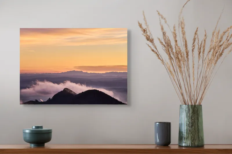 Tablou Canvas, "Cer senin la asfințit peste munți", Cer, Nori, Munți, Apus, Lumină, Peisaj, Siluetă, Calm, Natură, Vedere., 54 x 39 cm – poza 4