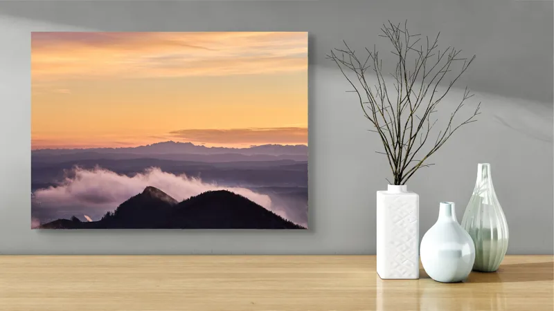 Tablou Canvas, "Cer senin la asfințit peste munți", Cer, Nori, Munți, Apus, Lumină, Peisaj, Siluetă, Calm, Natură, Vedere., 70 x 50 cm – poza 3