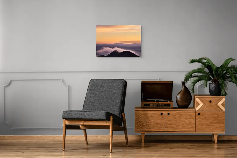 Tablou Canvas, "Cer senin la asfințit peste munți", Cer, Nori, Munți, Apus, Lumină, Peisaj, Siluetă, Calm, Natură, Vedere., 70 x 50 cm – poza 4