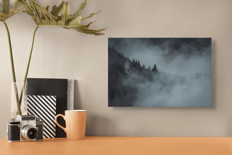 Tablou Canvas, "Pădurea cufundată în ceață albăstruie", Ceață, Pădure, Mister, Tăcere, Umbre, Întuneric, Liniște, Vârfuri, Melancolie, Natură, 39 x 26 cm – poza 3