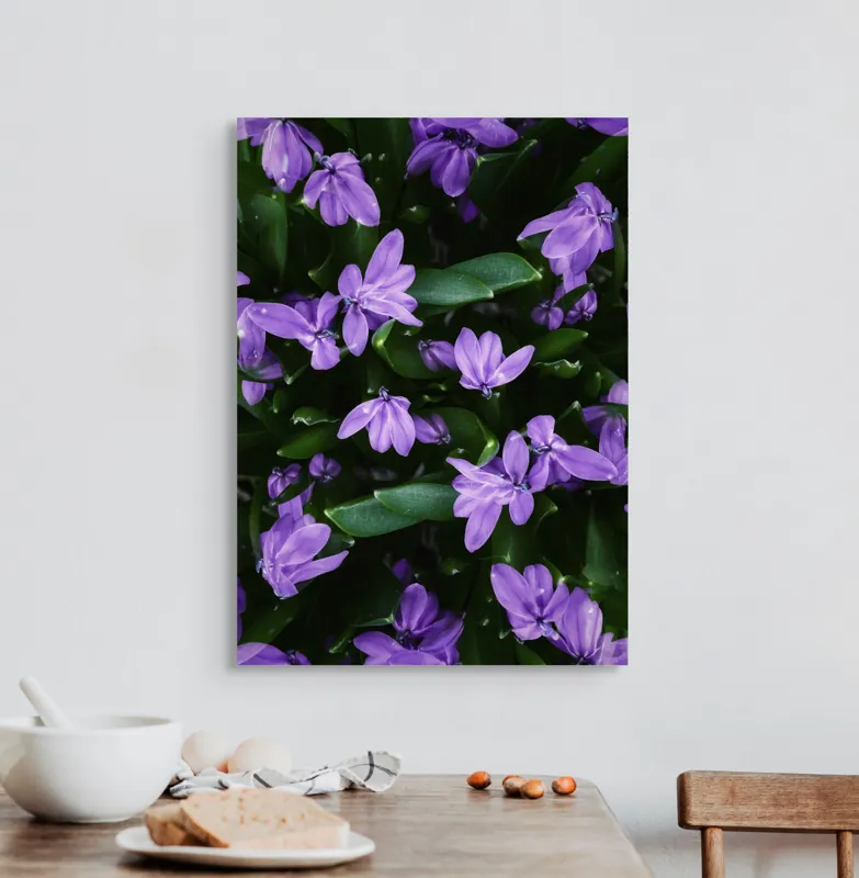 Tablou Canvas, "Splendoarea purpurie a primăverii", Flori, Violete, Petale, Natură, Verdeață, Frumusețe, Delicatețe, Prospețime, Primăvară, Eleganță, 50 x 70 cm – poza 3