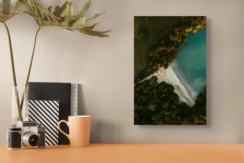 Tablou Canvas, "Tărâm de vis la marginea apei", Plajă, Apă, Verdeață, Copaci, Vedere, Aerială, Peisaj, Nisip, Natură, Tranquilitate, 26 x 39 cm – poza 3