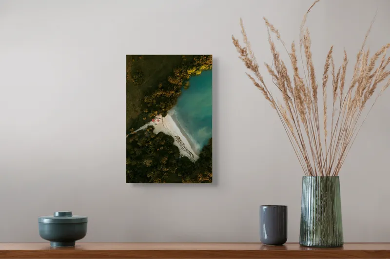 Tablou Canvas, "Tărâm de vis la marginea apei", Plajă, Apă, Verdeață, Copaci, Vedere, Aerială, Peisaj, Nisip, Natură, Tranquilitate, 26 x 39 cm – poza 5