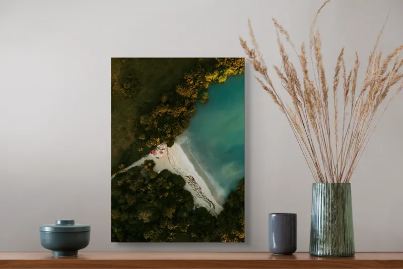 Tablou Canvas, "Tărâm de vis la marginea apei", Plajă, Apă, Verdeață, Copaci, Vedere, Aerială, Peisaj, Nisip, Natură, Tranquilitate, 39 x 54 cm – poza 3