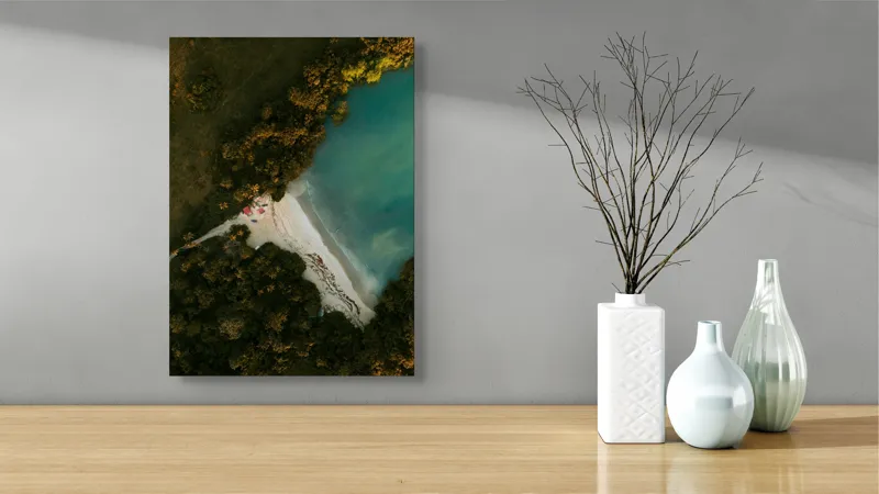 Tablou Canvas, "Tărâm de vis la marginea apei", Plajă, Apă, Verdeață, Copaci, Vedere, Aerială, Peisaj, Nisip, Natură, Tranquilitate, 39 x 54 cm – poza 4