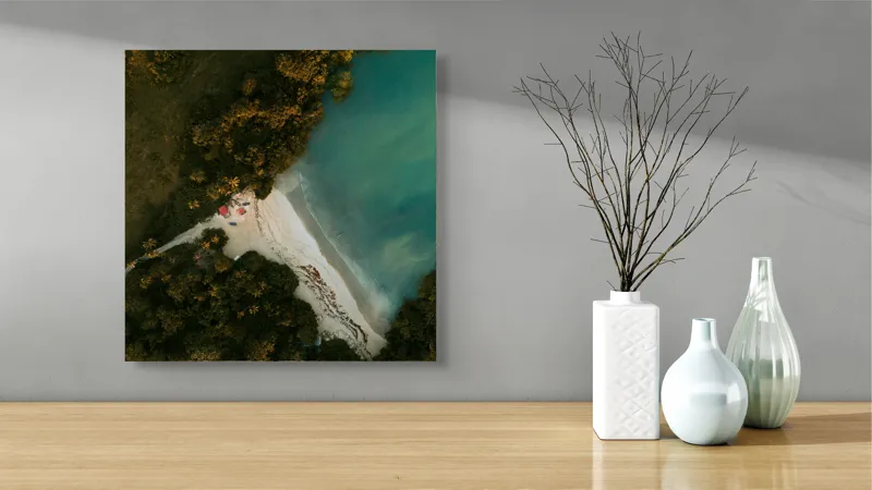 Tablou Canvas, "Tărâm de vis la marginea apei", Plajă, Apă, Verdeață, Copaci, Vedere, Aerială, Peisaj, Nisip, Natură, Tranquilitate, 50 x 50 cm – poza 3