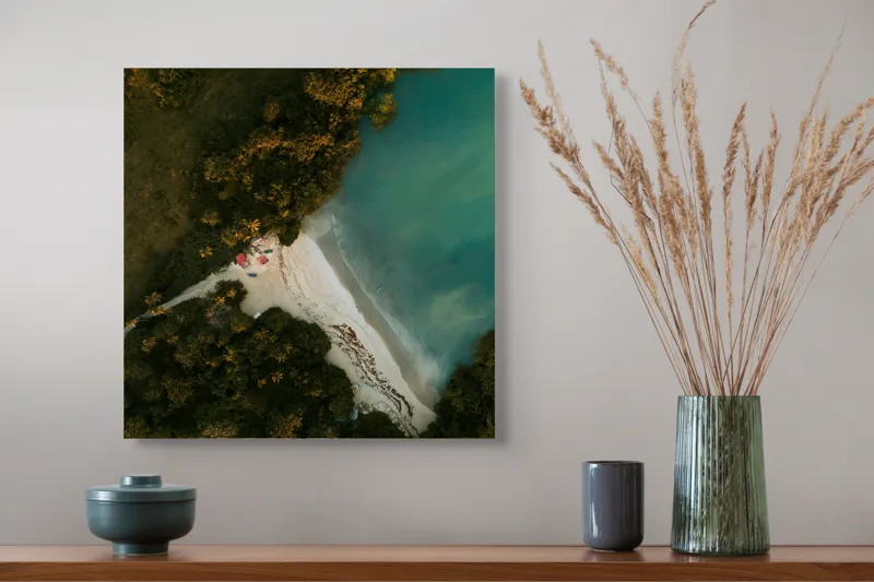 Tablou Canvas, "Tărâm de vis la marginea apei", Plajă, Apă, Verdeață, Copaci, Vedere, Aerială, Peisaj, Nisip, Natură, Tranquilitate, 50 x 50 cm – poza 4