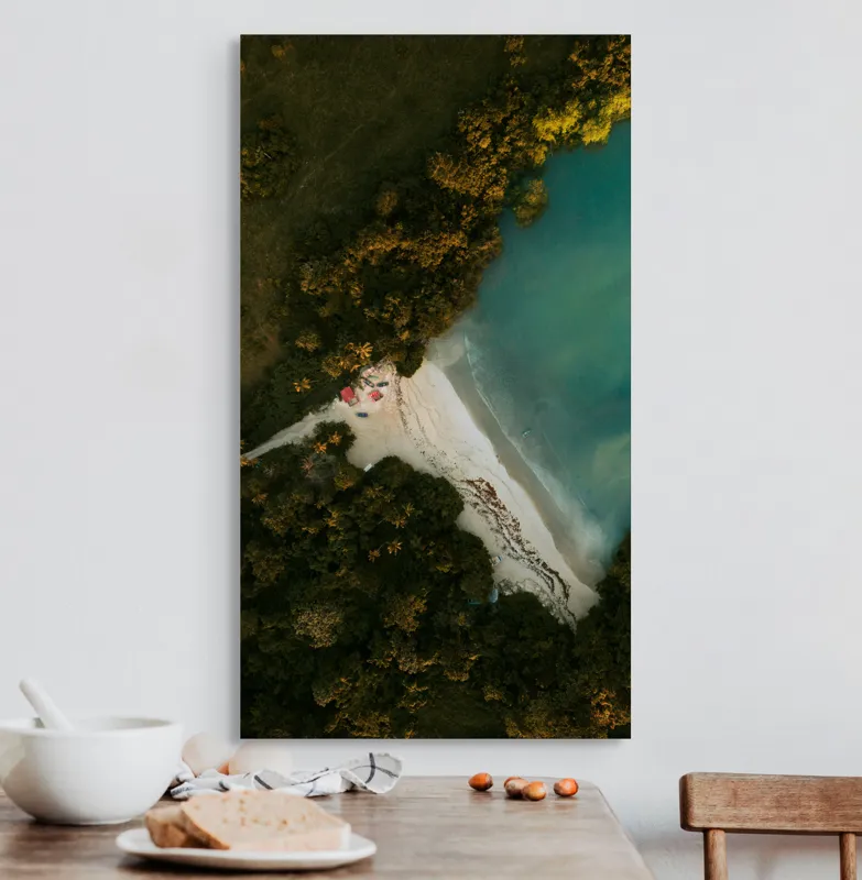 Tablou Canvas, "Tărâm de vis la marginea apei", Plajă, Apă, Verdeață, Copaci, Vedere, Aerială, Peisaj, Nisip, Natură, Tranquilitate, 50 x 90 cm – poza 3