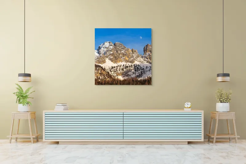 Tablou Canvas, "Luna se ridică peste munți", Munți, Zăpadă, Pădure, Cer, Lună, Stânci, 100 x 100 cm – poza 5