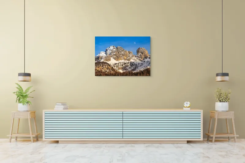 Tablou Canvas, "Luna se ridică peste munți", Munți, Zăpadă, Pădure, Cer, Lună, Stânci, 100 x 70 cm – poza 4