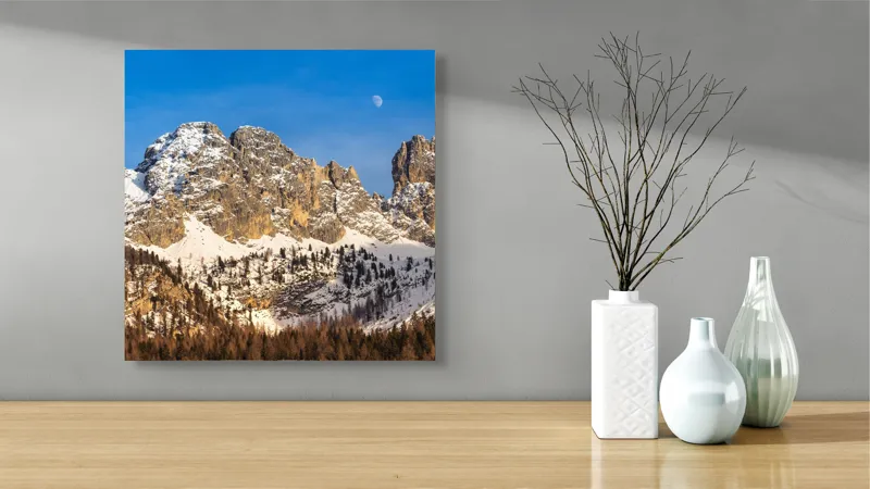 Tablou Canvas, "Luna se ridică peste munți", Munți, Zăpadă, Pădure, Cer, Lună, Stânci, 50 x 50 cm – poza 3