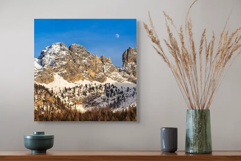 Tablou Canvas, "Luna se ridică peste munți", Munți, Zăpadă, Pădure, Cer, Lună, Stânci, 50 x 50 cm – poza 4