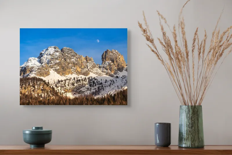 Tablou Canvas, "Luna se ridică peste munți", Munți, Zăpadă, Pădure, Cer, Lună, Stânci, 54 x 39 cm – poza 4
