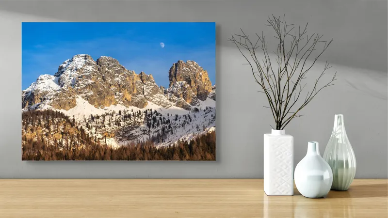 Tablou Canvas, "Luna se ridică peste munți", Munți, Zăpadă, Pădure, Cer, Lună, Stânci, 70 x 50 cm – poza 3