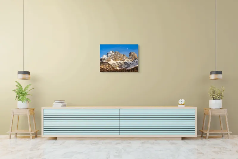 Tablou Canvas, "Luna se ridică peste munți", Munți, Zăpadă, Pădure, Cer, Lună, Stânci, 70 x 50 cm – poza 7