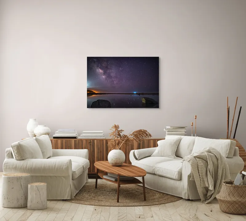 Tablou Canvas, "Calea Lactee deasupra oceanului liniștit", Stele, Reflecție, Cer, Noapte, Lumină, Ocean, Roci, Orizont, 100 x 70 cm – poza 3