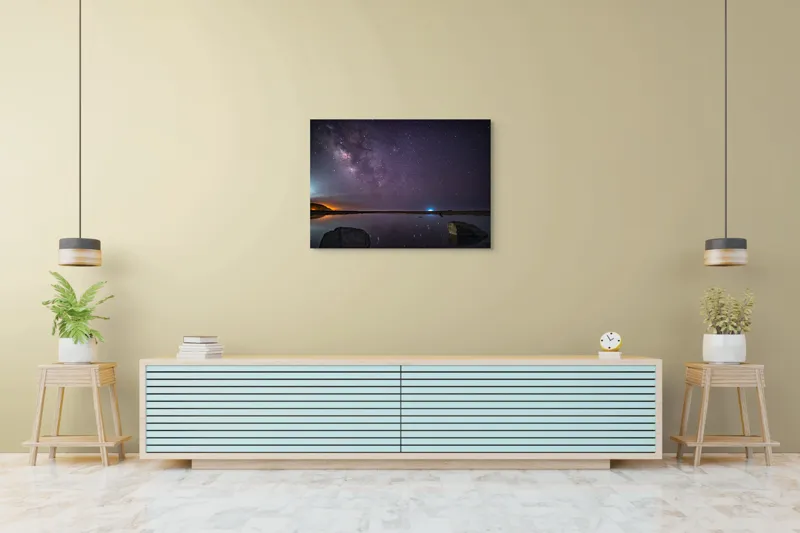 Tablou Canvas, "Calea Lactee deasupra oceanului liniștit", Stele, Reflecție, Cer, Noapte, Lumină, Ocean, Roci, Orizont, 100 x 70 cm – poza 4