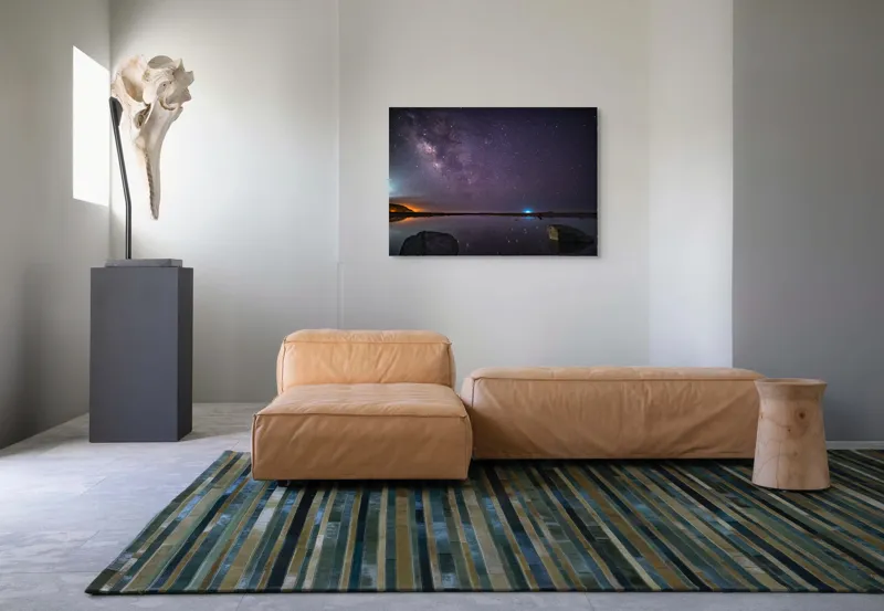 Tablou Canvas, "Calea Lactee deasupra oceanului liniștit", Stele, Reflecție, Cer, Noapte, Lumină, Ocean, Roci, Orizont, 100 x 70 cm – poza 7
