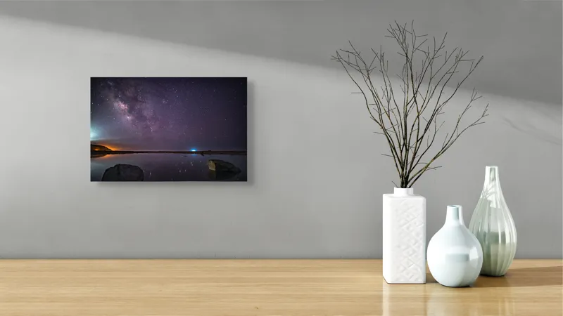 Tablou Canvas, "Calea Lactee deasupra oceanului liniștit", Stele, Reflecție, Cer, Noapte, Lumină, Ocean, Roci, Orizont, 39 x 26 cm – poza 8