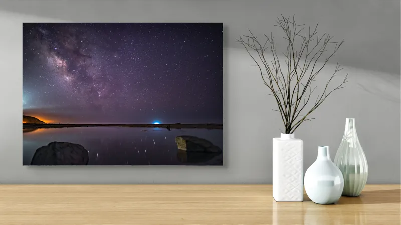 Tablou Canvas, "Calea Lactee deasupra oceanului liniștit", Stele, Reflecție, Cer, Noapte, Lumină, Ocean, Roci, Orizont, 70 x 50 cm – poza 3