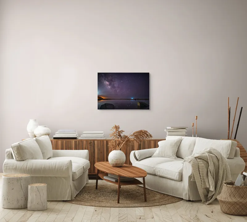 Tablou Canvas, "Calea Lactee deasupra oceanului liniștit", Stele, Reflecție, Cer, Noapte, Lumină, Ocean, Roci, Orizont, 70 x 50 cm – poza 6