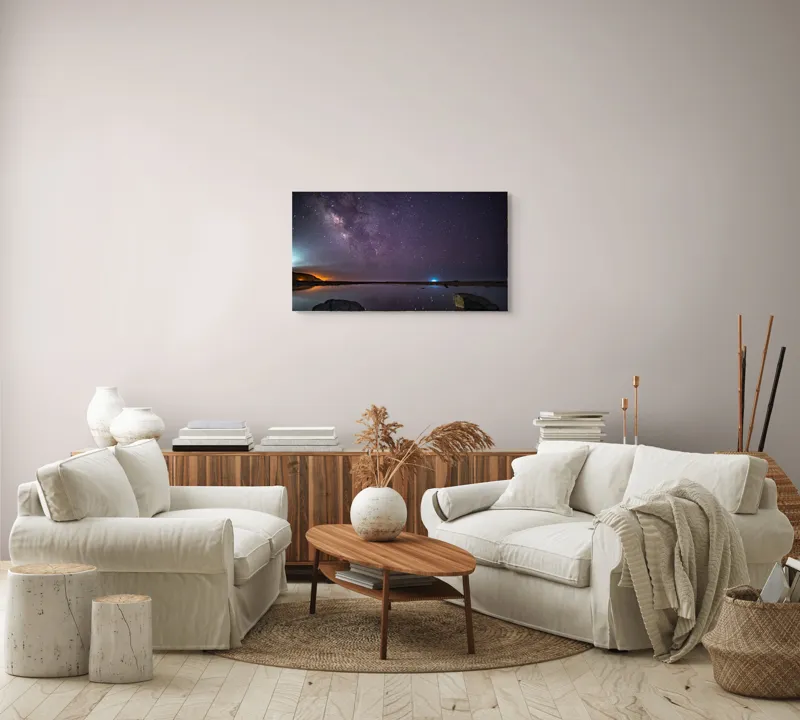Tablou Canvas, "Calea Lactee deasupra oceanului liniștit", Stele, Reflecție, Cer, Noapte, Lumină, Ocean, Roci, Orizont, 90 x 50 cm – poza 4